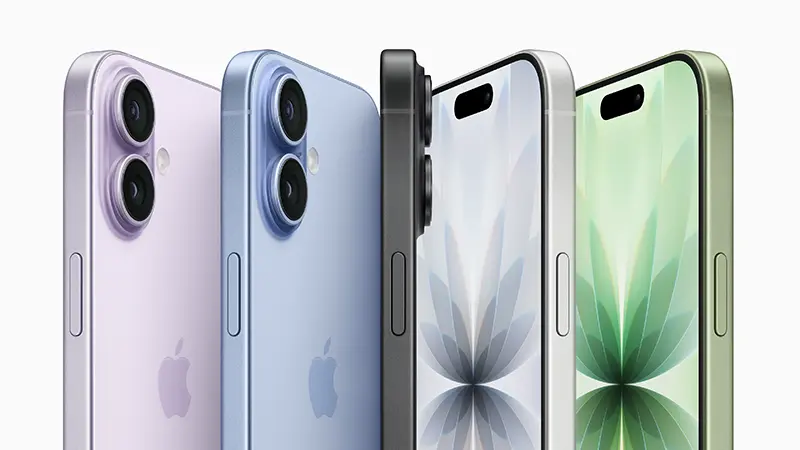 Fünf iPhone 17 Farben nebeneinander: Lavendel und Nebelblau hinten, schwarze Kante, Weiß und Salbei vorn in glänzendem Glas