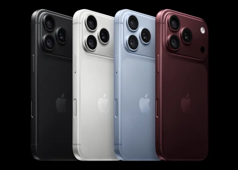 iPhone 18 Pro カラー4色を暗い背景に並べ、ブラック、シルバー、グレイシャー、バーガンディの背面仕上げとフレーム色を見比べられる写真