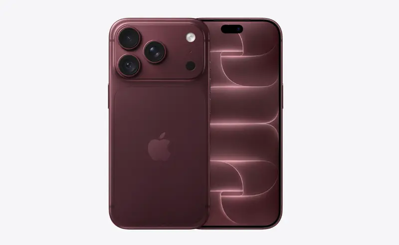 バーガンディのiPhone 18 Proの背面と画面が点灯した前面を並べ、上部の小型化したDynamic Islandが見える
