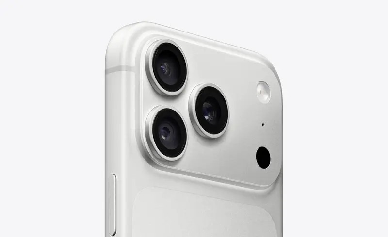 iPhone 18 Proの可変絞りを備えたメインカメラを含む3つのレンズが三角に並ぶ背面プラトーをシルバーモデルで接写